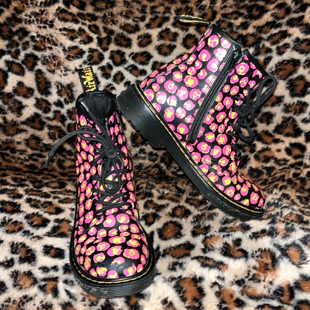 Dr martens boots for youth sz:3